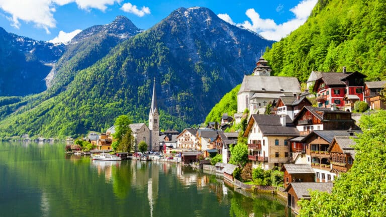 ВНЖ в Австрии для финансово независимых лиц и их семей: требования к заявителям