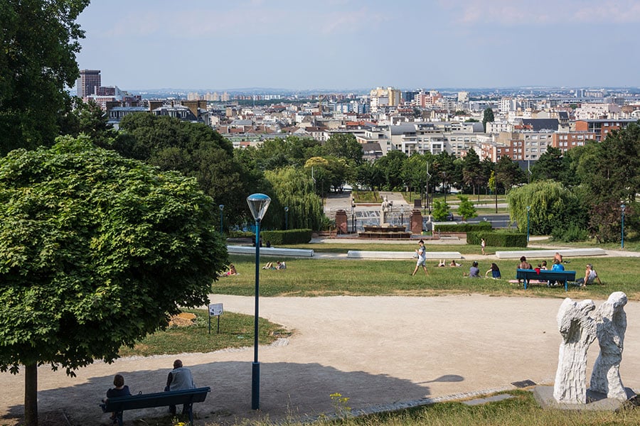 Парк Бют-дю-Шапо-Руж в Париже — место, рядом с которым клиентка Legal Immigration арендовала недвижимость для получения визы Visiteur во Францию