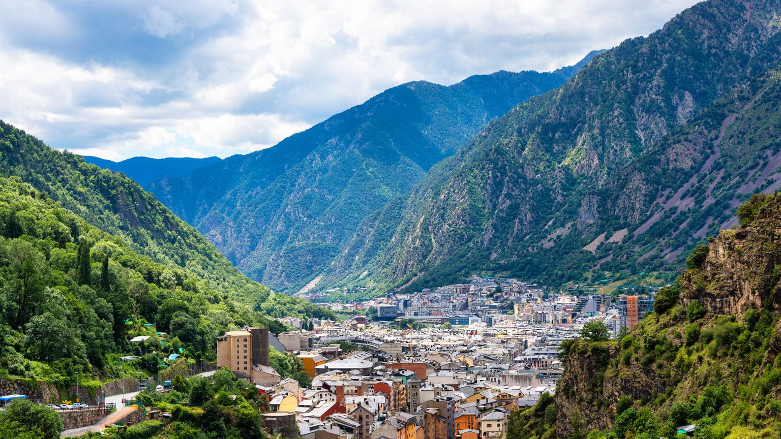 ВНЖ в Андорре для россиян: актуальные условия получения и продления