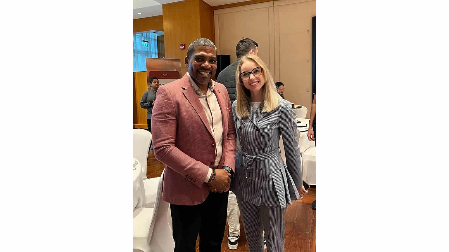 Премьер-министр Сент-Китс и Невис и Елена Гарницарик, руководитель юридического департамента Legal Immigration