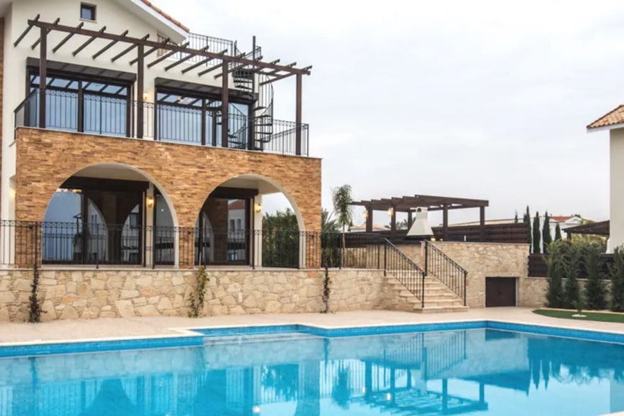 Как россиянам получить золотую визу на Кипре