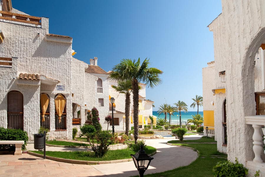 ВНЖ за инвестиции в Испании: как россиянам купить недвижимость и получить золотую визу