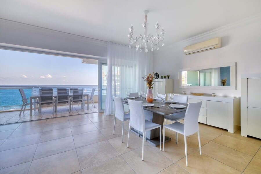 Апартаменты в новом жилом доме рядом с морем в Слиме