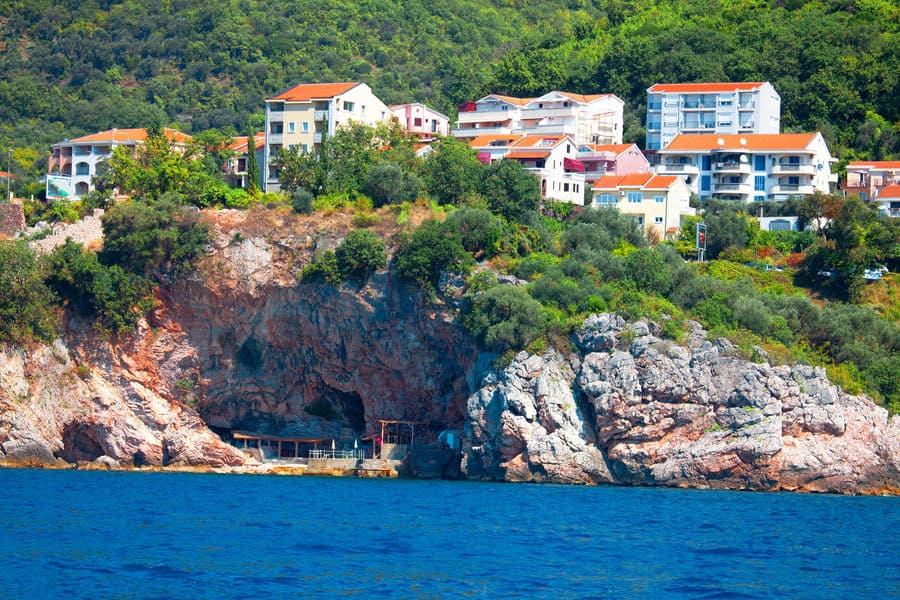 На фотографии побережье Адриатического моря в Будве. При покупке недвижимости в городе получают вид на жительство
