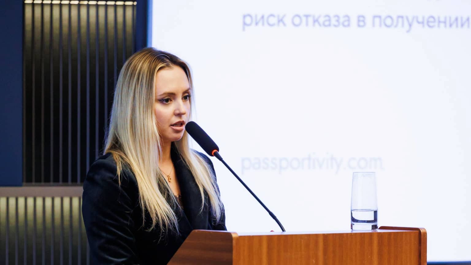 Юлия Веремьева и Елена Климовская представляют Legal Immigration на конференции InvestPro в Ташкенте, 2024 год