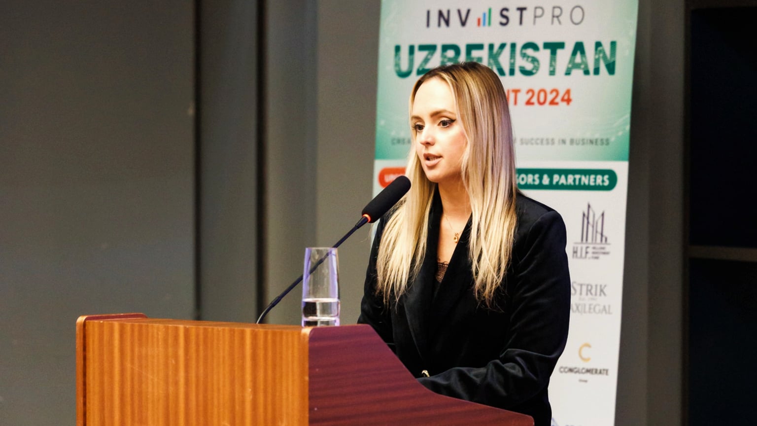 Юлия Веремьева и Елена Климовская представляют Legal Immigration на конференции InvestPro в Ташкенте, 2024 год
